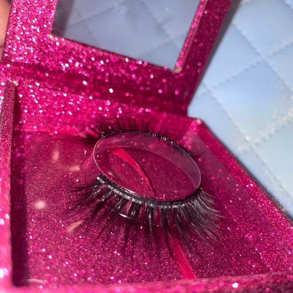 Lashes in glitter boxes ✨ - Picture 4 of 6